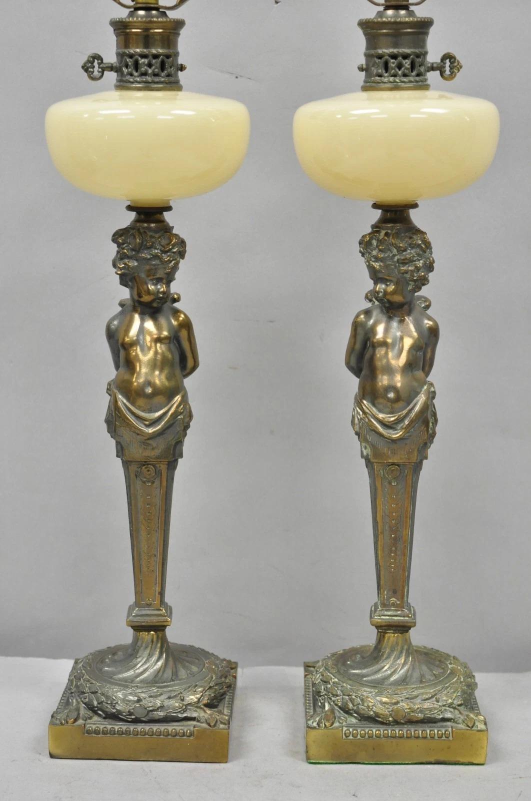 Vintage French Renaissance Brass Cherub Putti Column Cream Glass Table Lamp Pair Bon état - En vente à Philadelphia, PA
