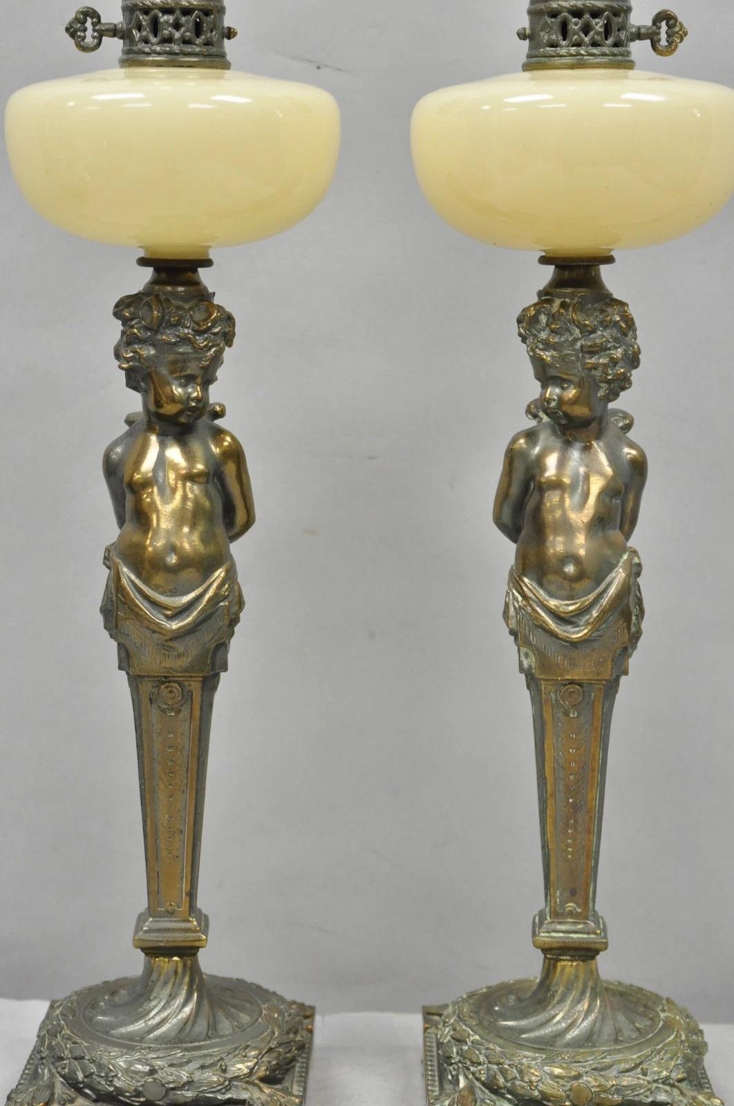 20ième siècle Vintage French Renaissance Brass Cherub Putti Column Cream Glass Table Lamp Pair en vente
