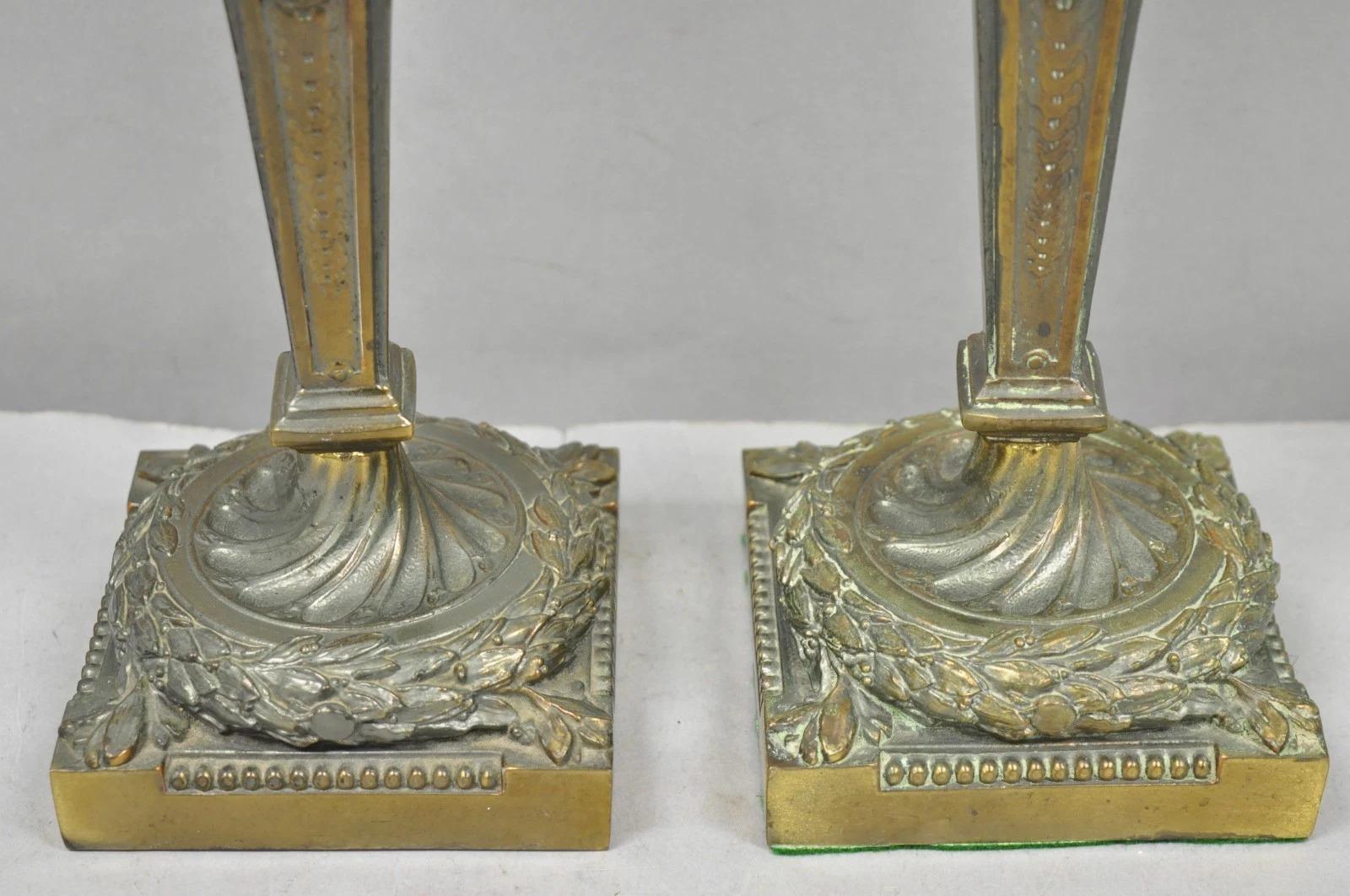 Vintage French Renaissance Brass Cherub Putti Column Cream Glass Table Lamp Pair en vente 2