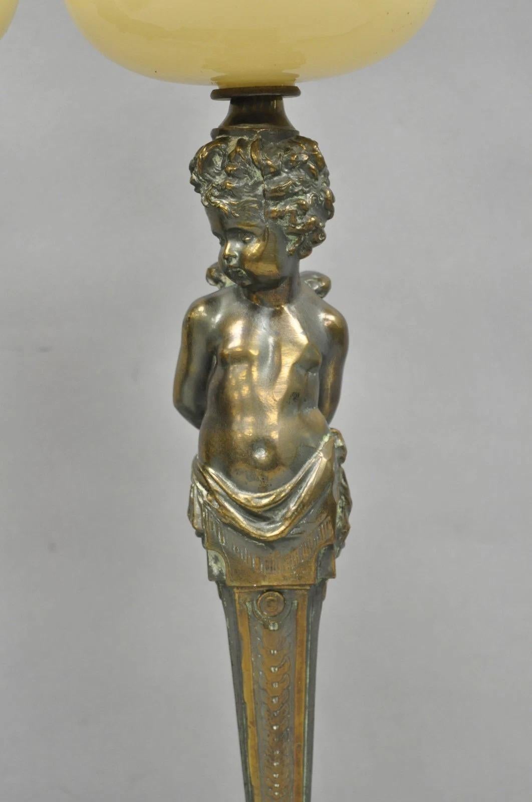 Vintage French Renaissance Brass Cherub Putti Column Cream Glass Table Lamp Pair en vente 4