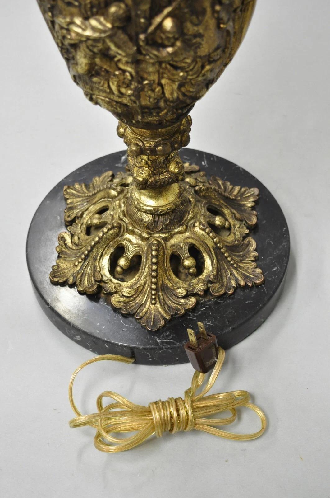 Lampada da tavolo con brocca e urna in bronzo figurata di grandi dimensioni del Rinascimento francese. in vendita 4