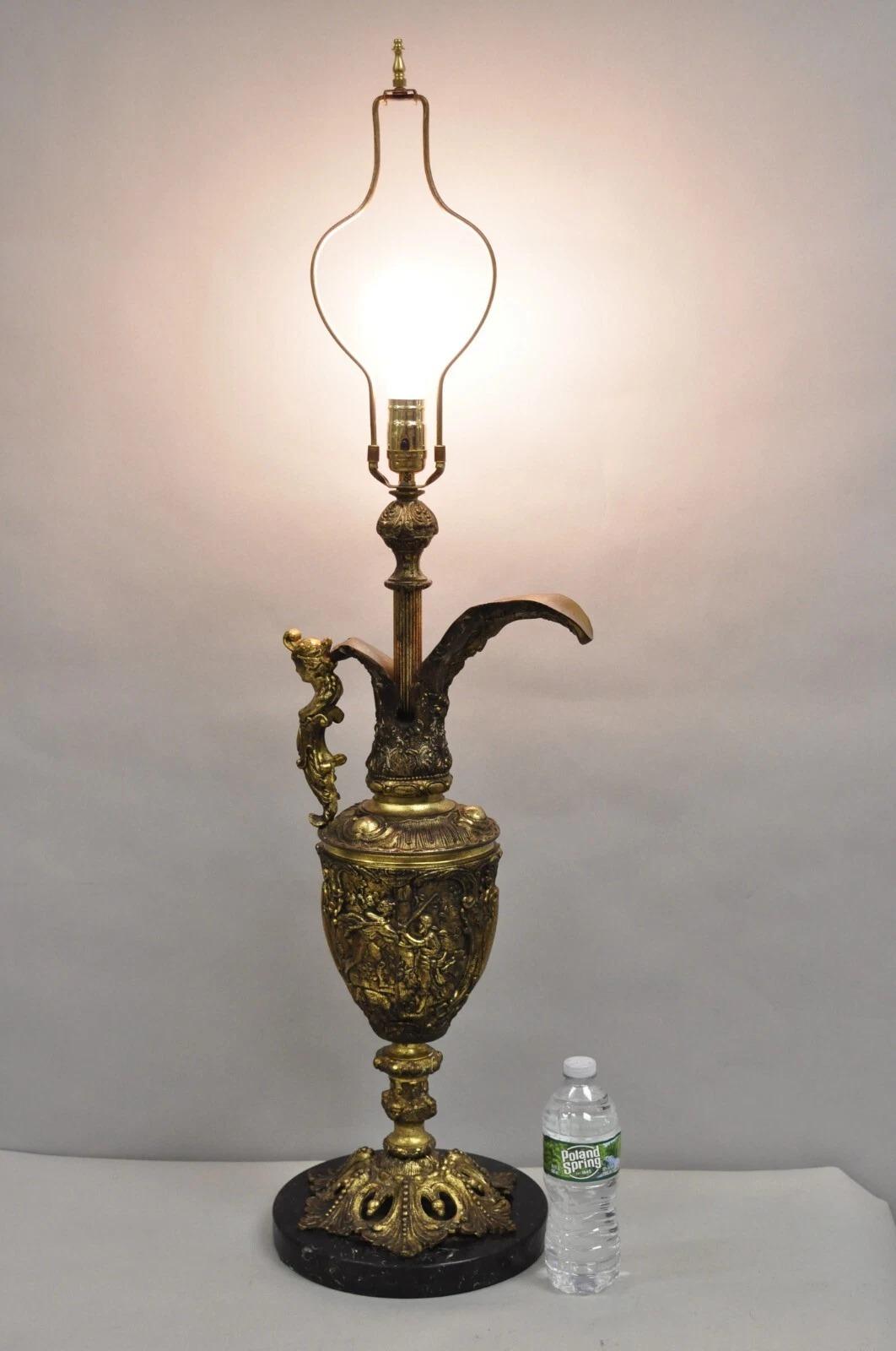 Lampada da tavolo con brocca in bronzo e urna in metallo con base in marmo. Circa metà del XX secolo. Misure: 42