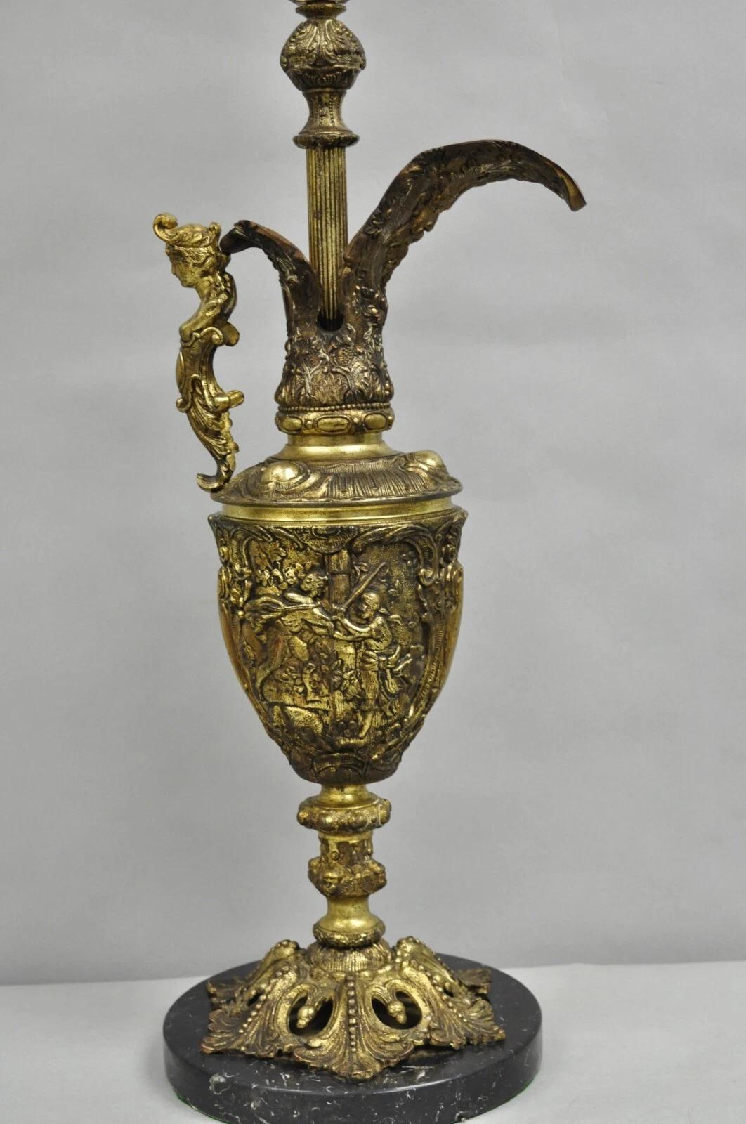 Sconosciuto Lampada da tavolo con brocca e urna in bronzo figurata di grandi dimensioni del Rinascimento francese. in vendita