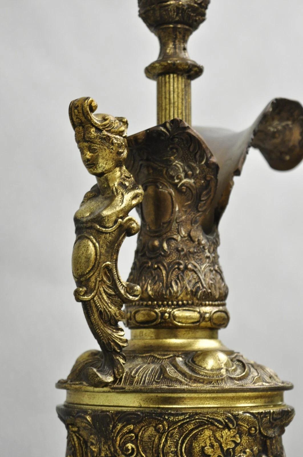 Lampada da tavolo con brocca e urna in bronzo figurata di grandi dimensioni del Rinascimento francese. In condizioni buone in vendita a Philadelphia, PA