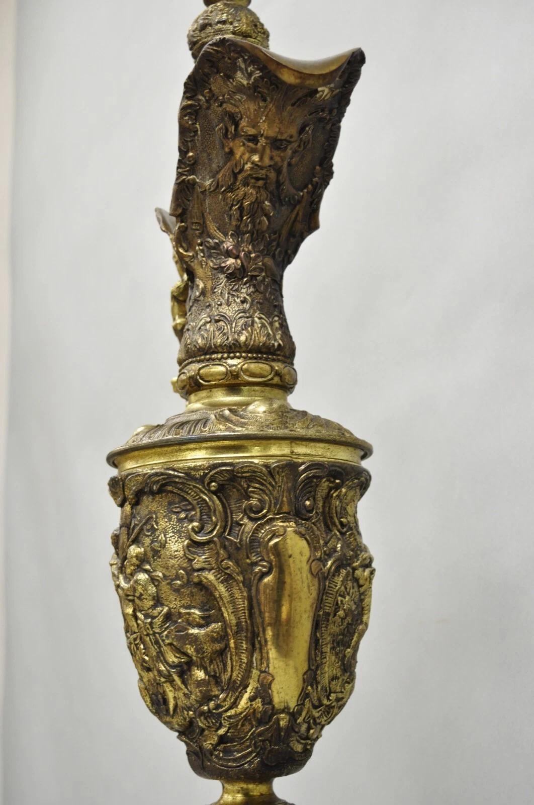 Bronzo Lampada da tavolo con brocca e urna in bronzo figurata di grandi dimensioni del Rinascimento francese. in vendita