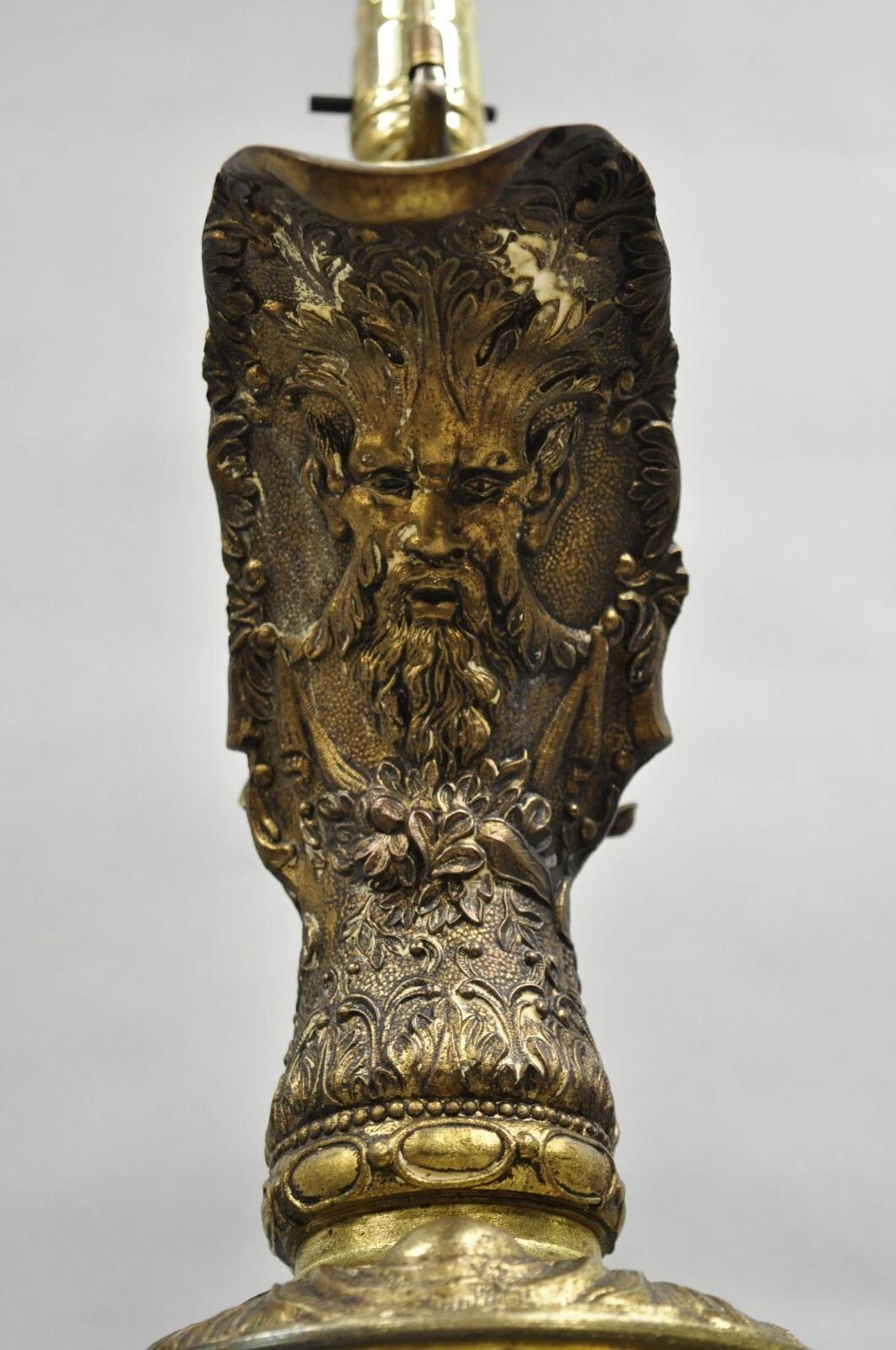 Lampada da tavolo con brocca e urna in bronzo figurata di grandi dimensioni del Rinascimento francese. in vendita 1