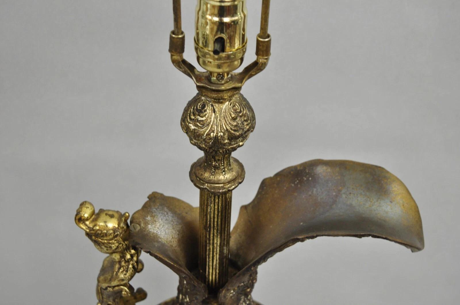 Lampada da tavolo con brocca e urna in bronzo figurata di grandi dimensioni del Rinascimento francese. in vendita 2