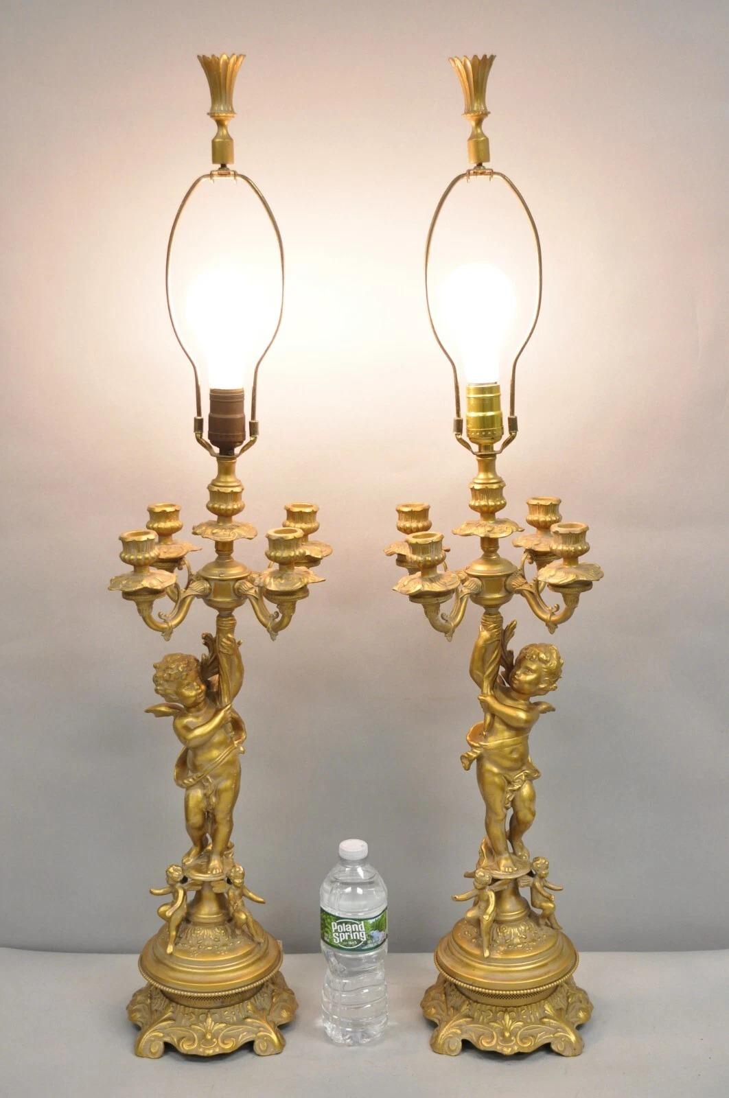 Lampada da tavolo a candelabro d'epoca in stile Luigi XV dipinto in oro - una coppia. L'articolo presenta un'attraente finitura in gesso calcareo. Circa metà del XX secolo. Misure: 37
