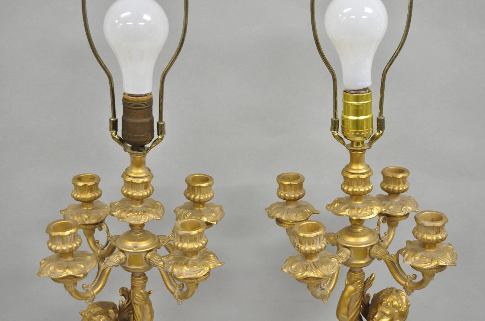 Metallo Lampada da tavolo a candelabro d'oro francese rinascimentale Luigi XV - una coppia in vendita