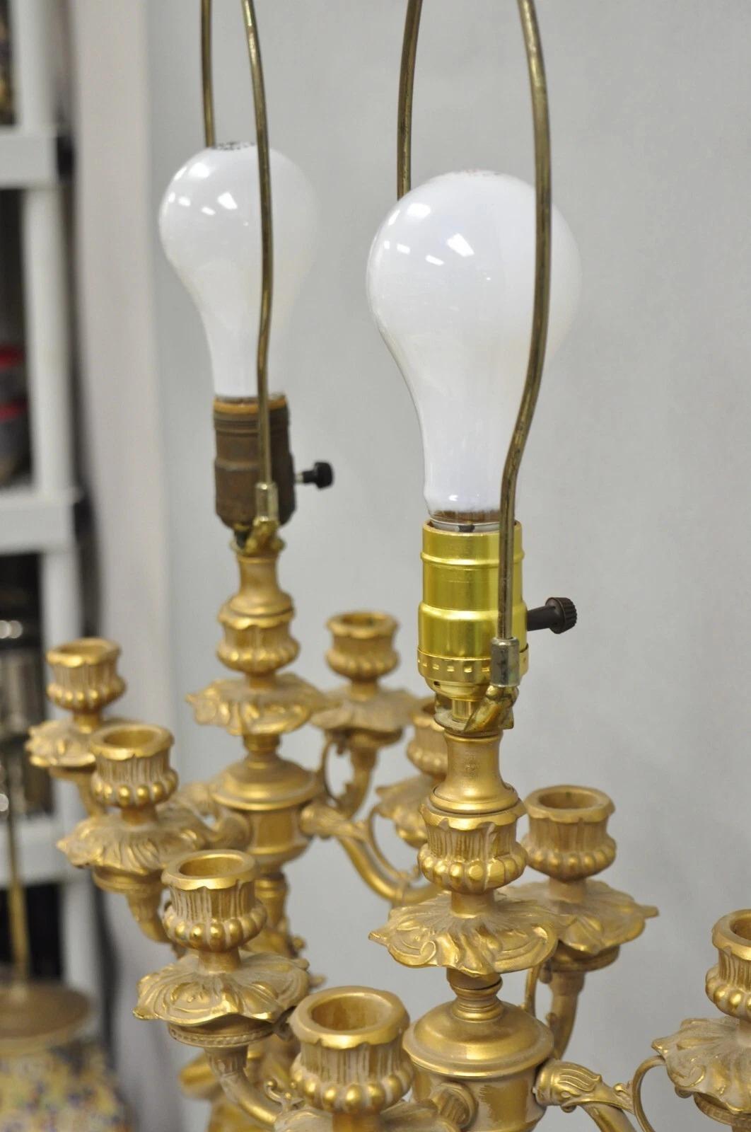 Lampada da tavolo a candelabro d'oro francese rinascimentale Luigi XV - una coppia in vendita 1