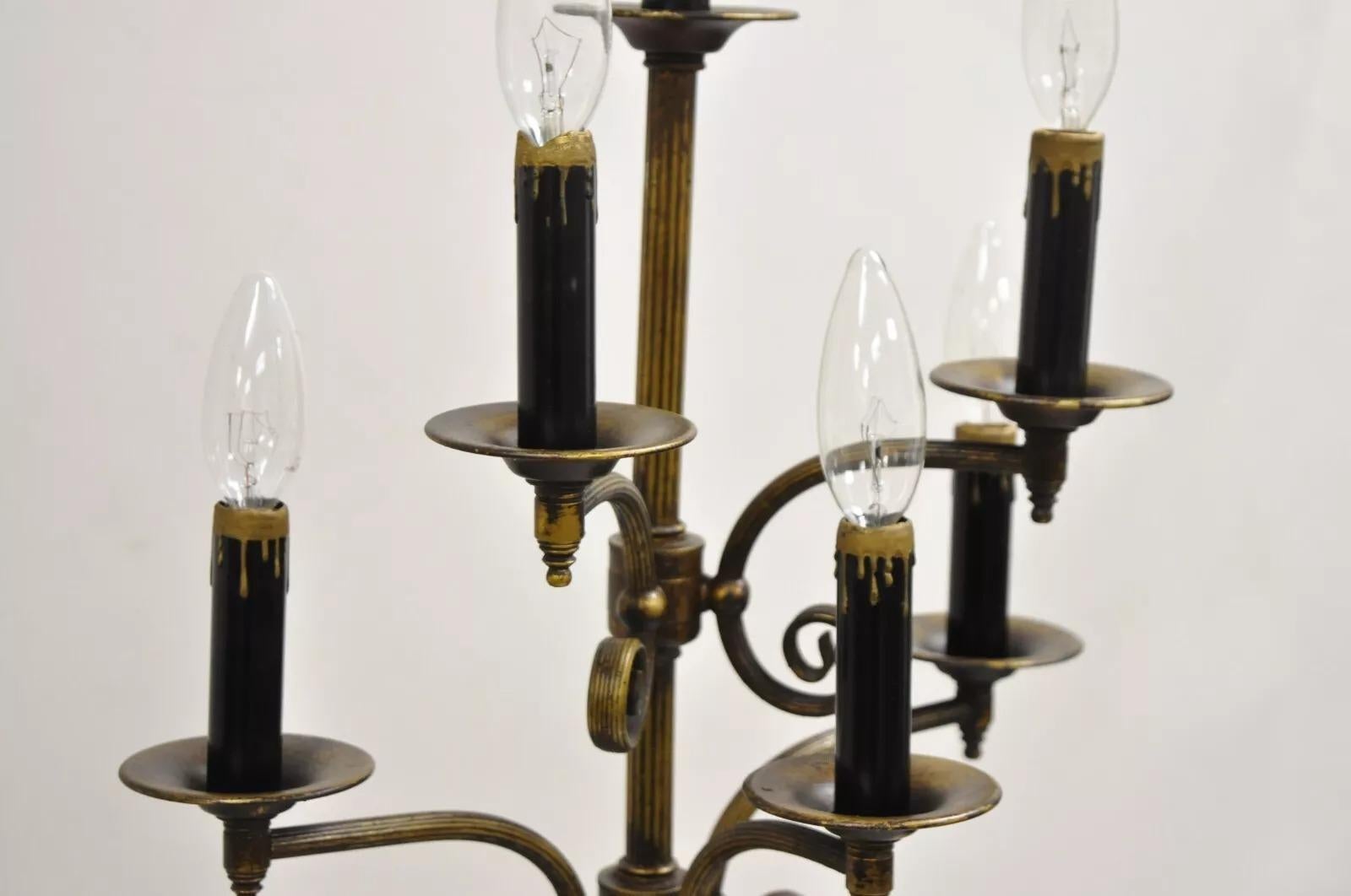 Lámpara de sobremesa Vintage French Renaissance Metal Figural Girl Cherub Putti Candelabra siglo XX en venta