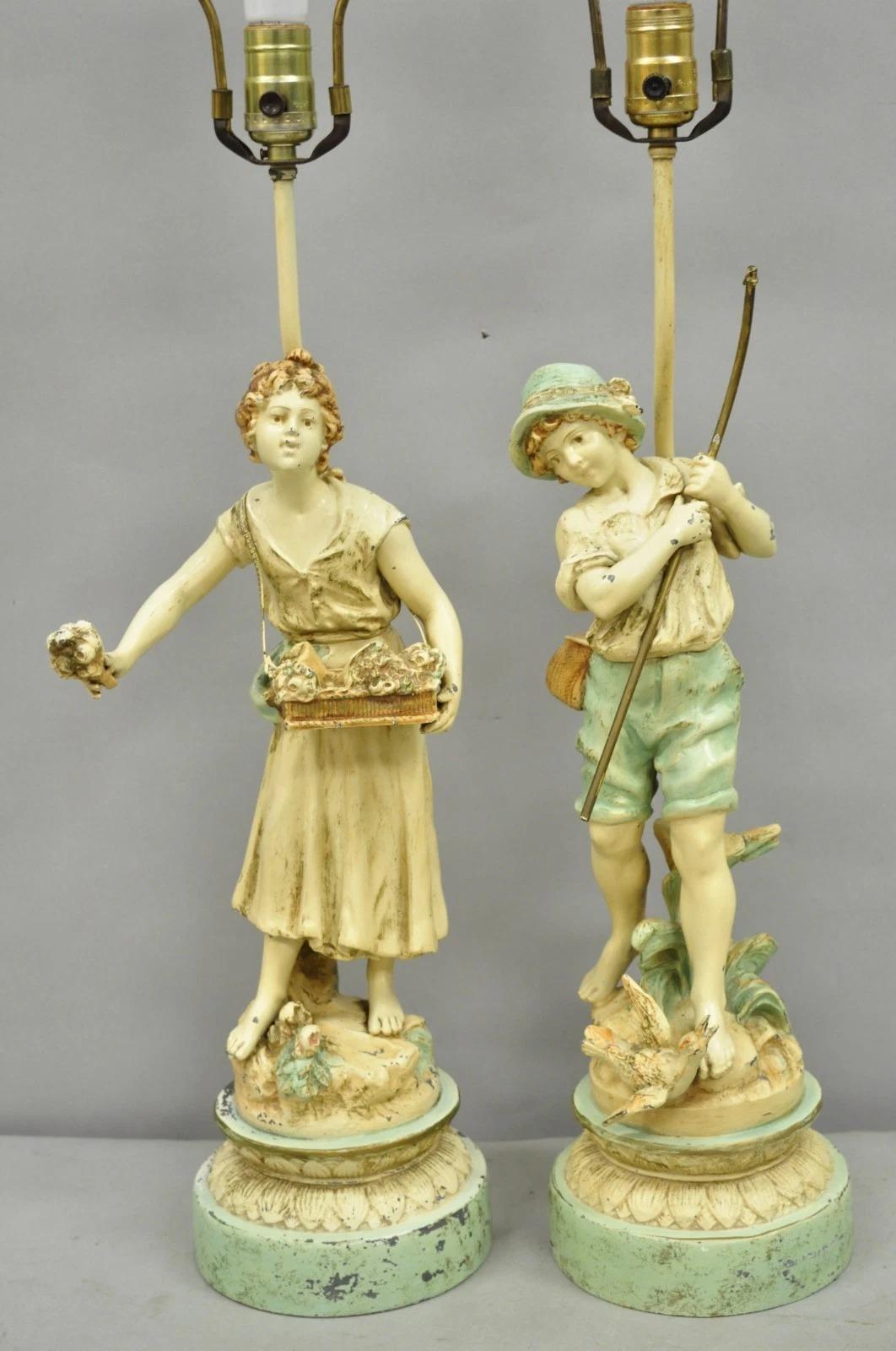 Inconnu Lampe de table figurative garçon et fille en métal French Renaissance - une paire en vente