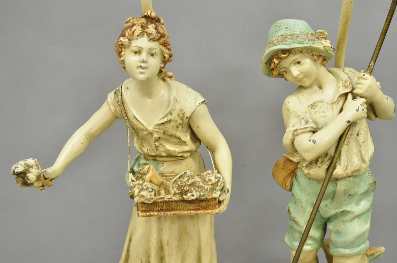 Lampe de table figurative garçon et fille en métal French Renaissance - une paire Bon état - En vente à Philadelphia, PA