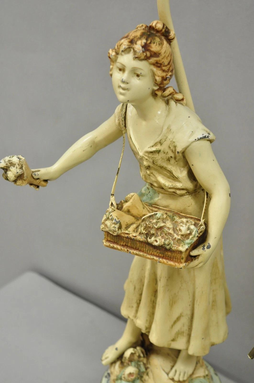 20ième siècle Lampe de table figurative garçon et fille en métal French Renaissance - une paire en vente