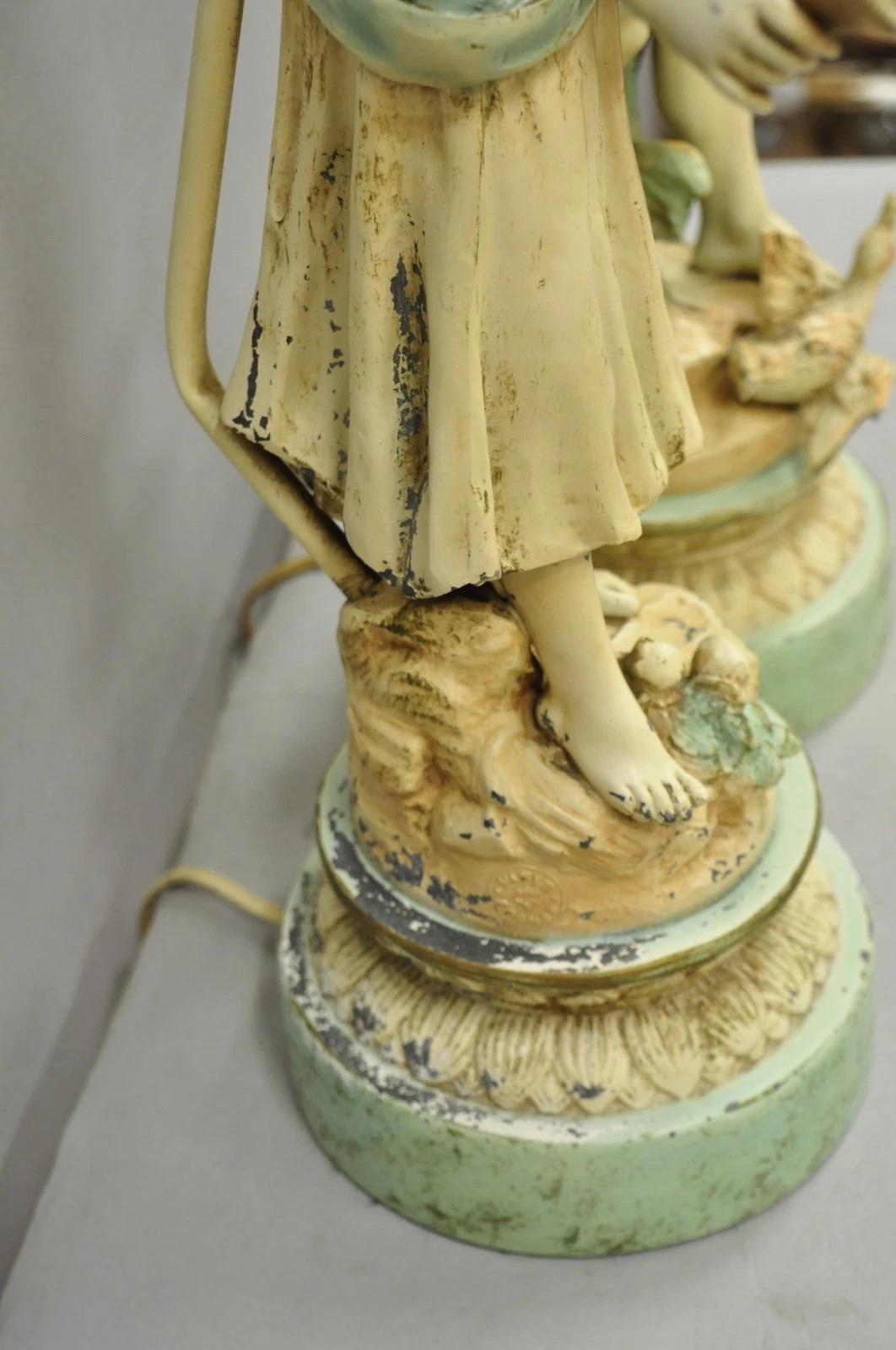 Lampe de table figurative garçon et fille en métal French Renaissance - une paire en vente 2