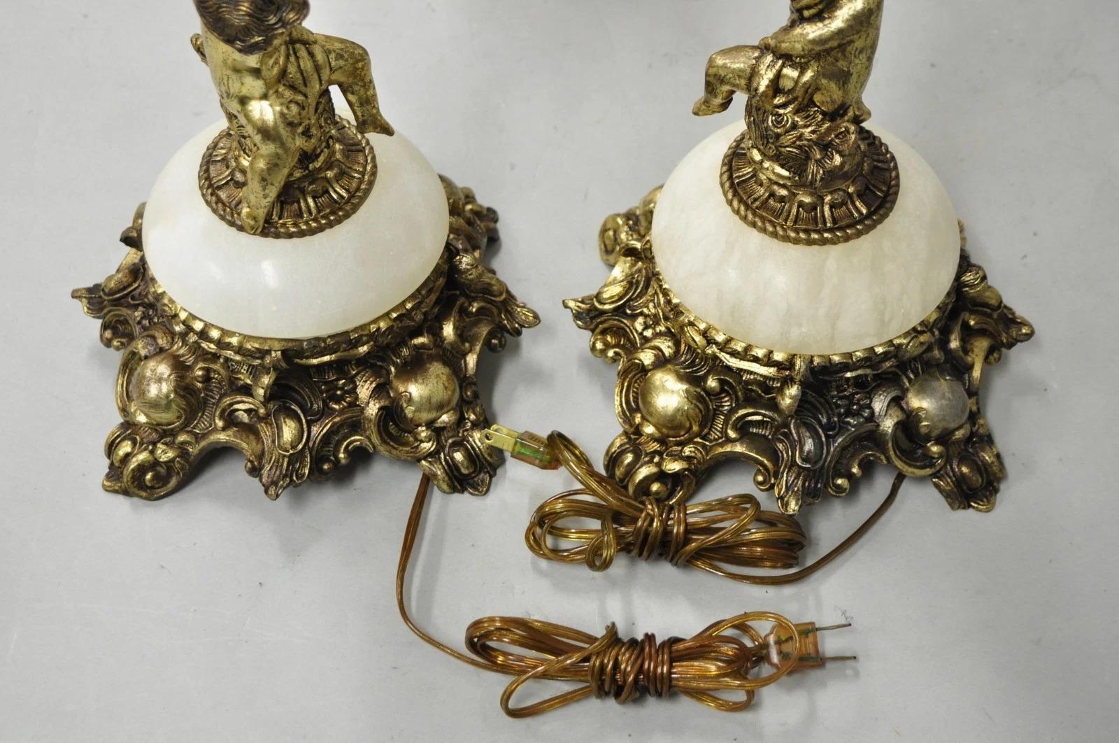 Paire de lampes de table en albâtre et laiton avec chérubin, Vintage French Rococo Renaissance - une paire en vente 4