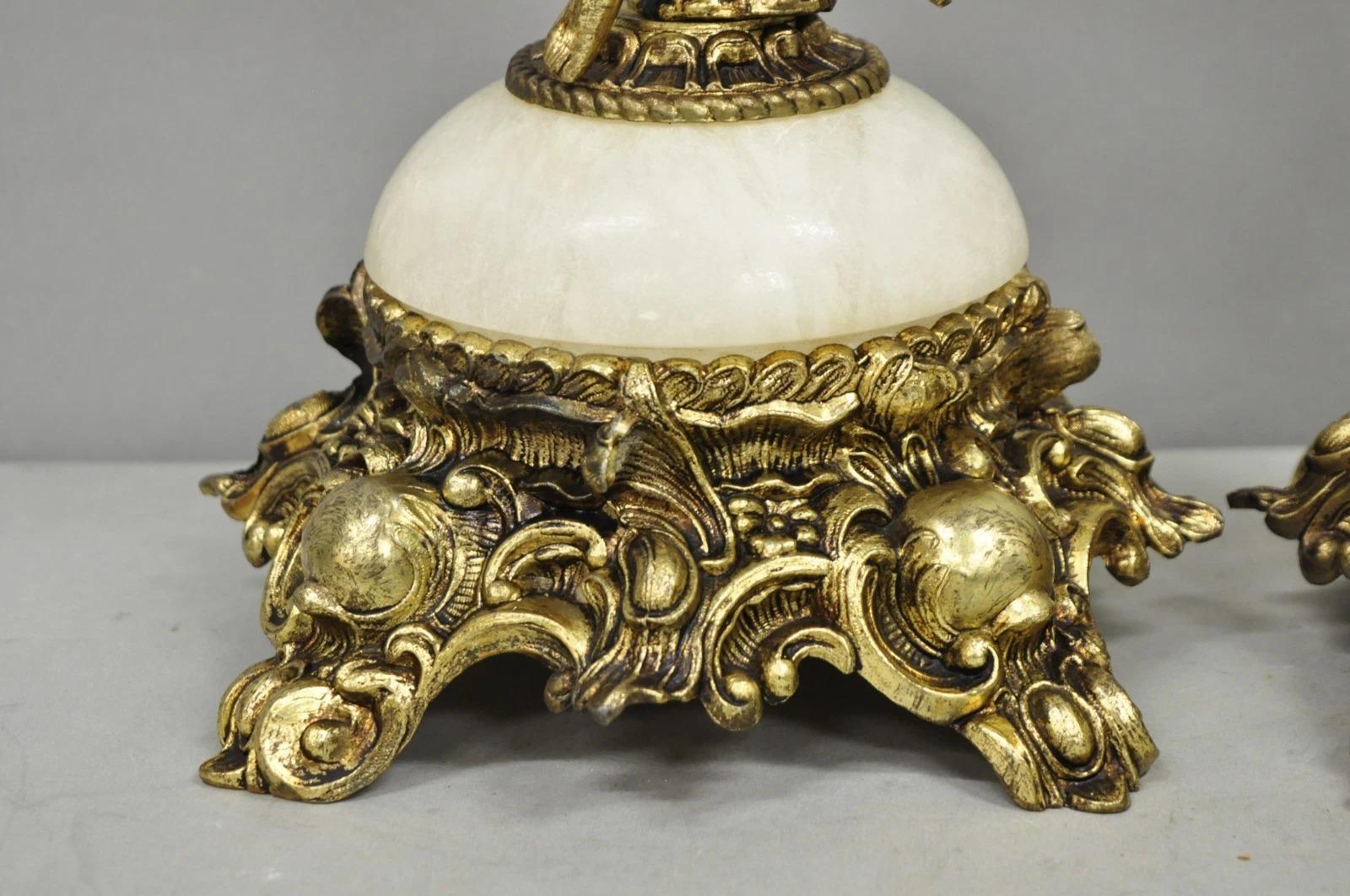 Paire de lampes de table en albâtre et laiton avec chérubin, Vintage French Rococo Renaissance - une paire en vente 5