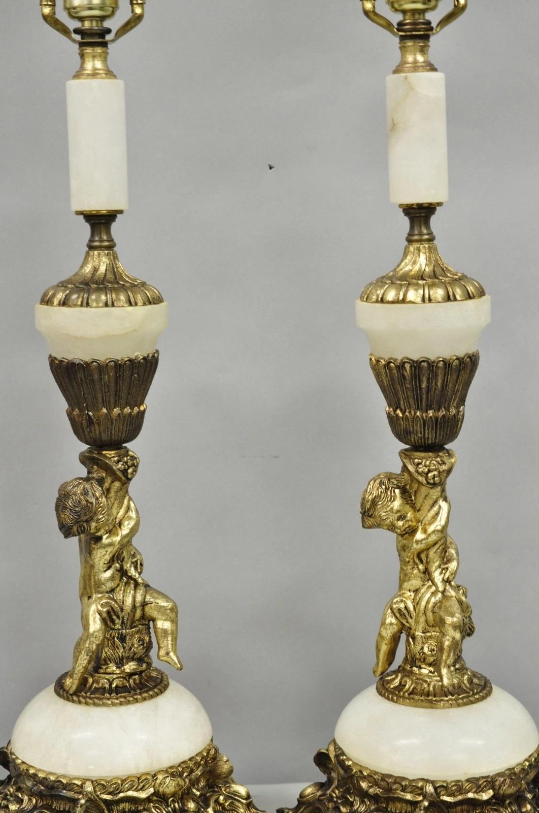 Paire de lampes de table en albâtre et laiton avec chérubin, de style Renaissance Rococo française. Circa Mid 20th Century. Dimensions : 37