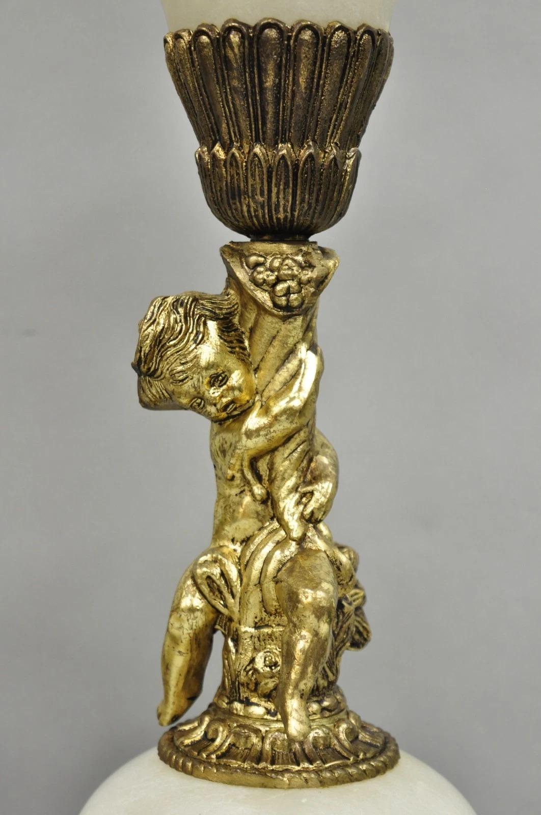 Inconnu Paire de lampes de table en albâtre et laiton avec chérubin, Vintage French Rococo Renaissance - une paire en vente