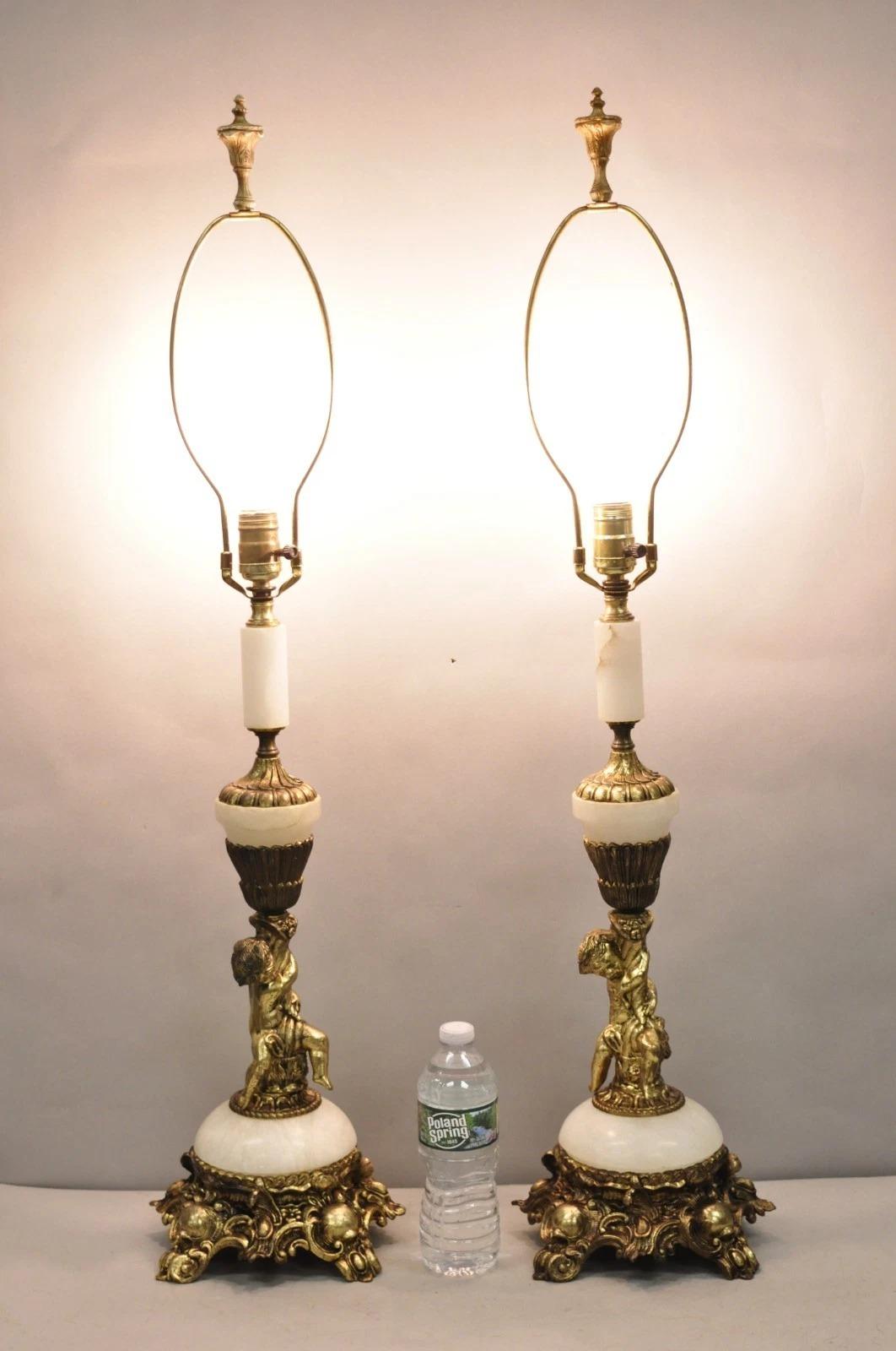 Paire de lampes de table en albâtre et laiton avec chérubin, Vintage French Rococo Renaissance - une paire Bon état - En vente à Philadelphia, PA