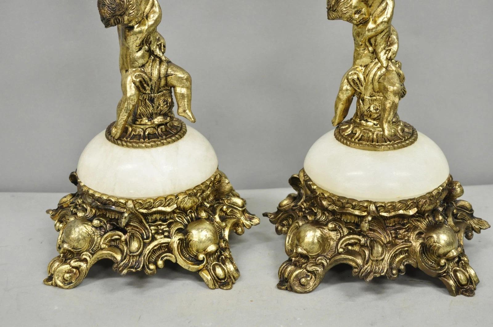 20ième siècle Paire de lampes de table en albâtre et laiton avec chérubin, Vintage French Rococo Renaissance - une paire en vente