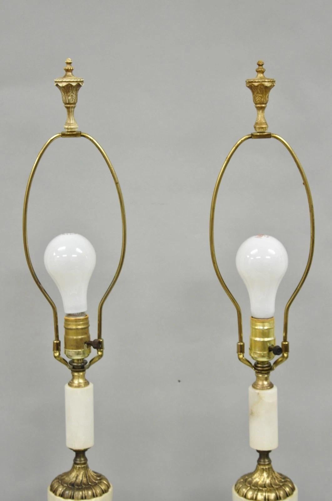 Laiton Paire de lampes de table en albâtre et laiton avec chérubin, Vintage French Rococo Renaissance - une paire en vente