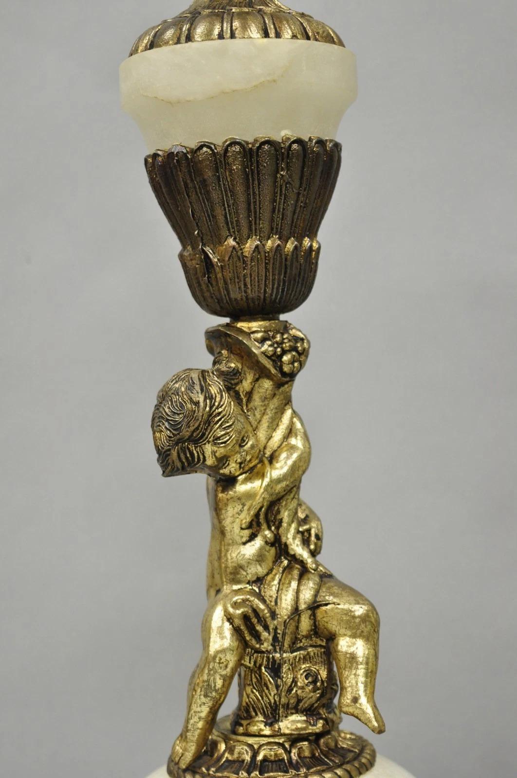 Paire de lampes de table en albâtre et laiton avec chérubin, Vintage French Rococo Renaissance - une paire en vente 1