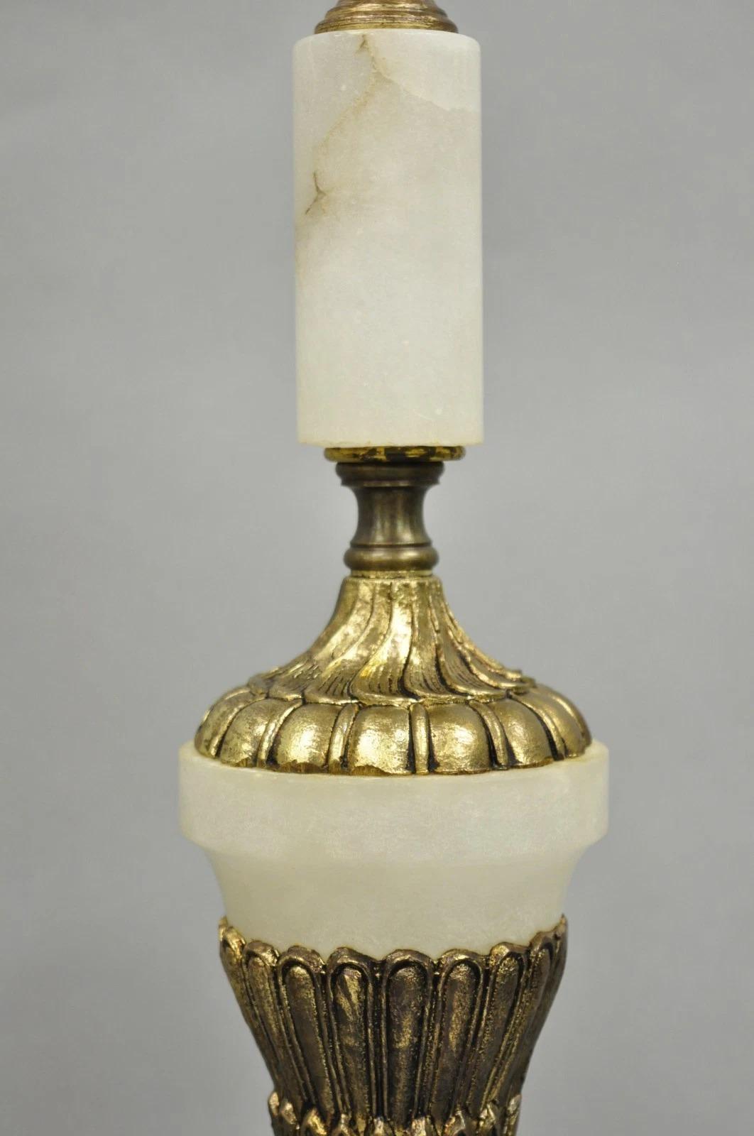 Paire de lampes de table en albâtre et laiton avec chérubin, Vintage French Rococo Renaissance - une paire en vente 2