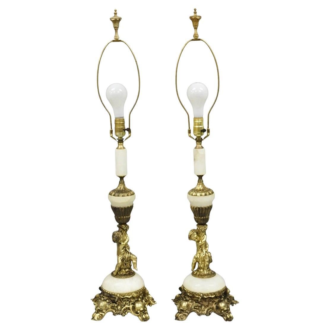 Paire de lampes de table en albâtre et laiton avec chérubin, Vintage French Rococo Renaissance - une paire en vente