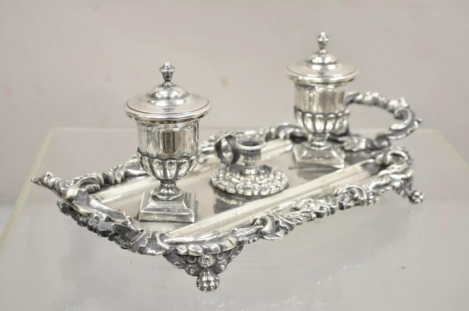 Vintage French Renaissance Silver Plated Figural Italian Inkstand Desk Double Inkwell. L'objet comprend un double encrier avec des inserts, un porte-bougie central,  pieds en forme de pattes, visages figurés, estampillé 