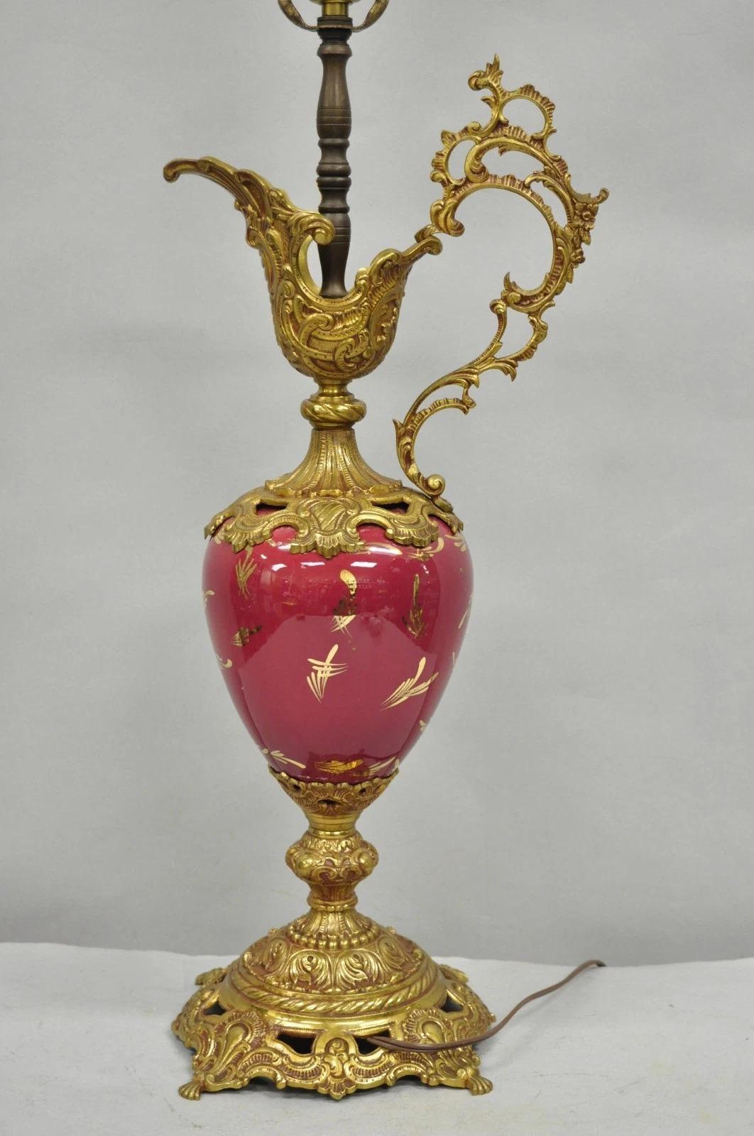 Lámpara de sobremesa vintage de porcelana pintada estilo renacentista francés Urna de latón Aguamanil en venta 3