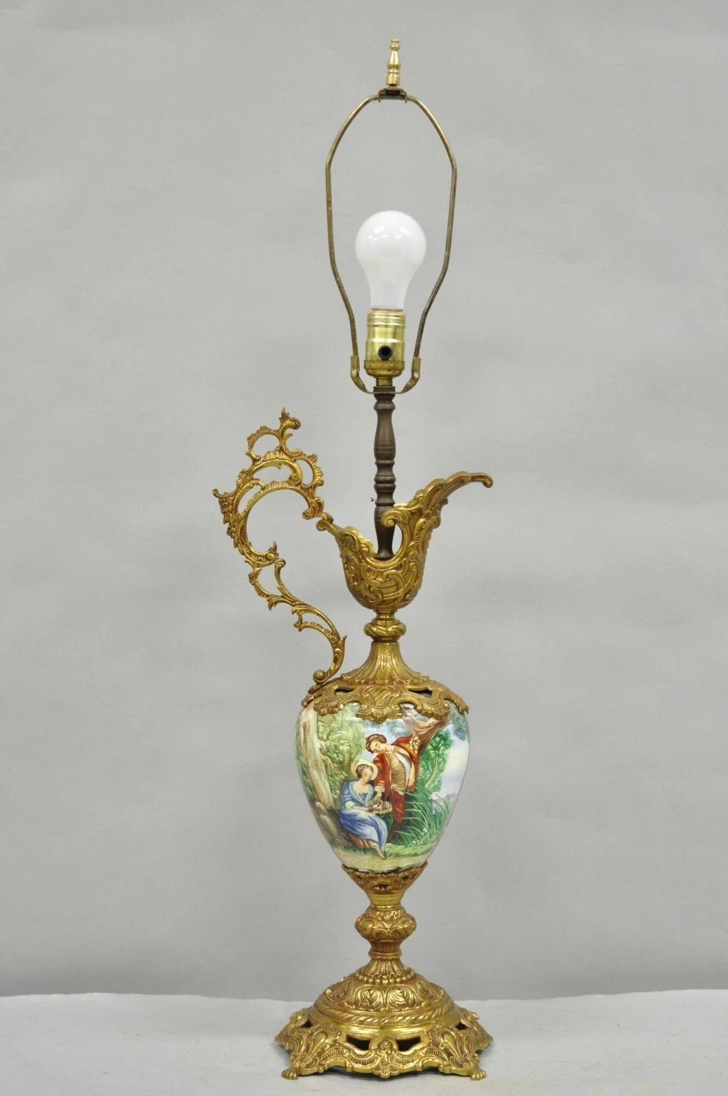 Lámpara de sobremesa vintage de porcelana pintada estilo renacentista francés Urna de latón Aguamanil en venta 5