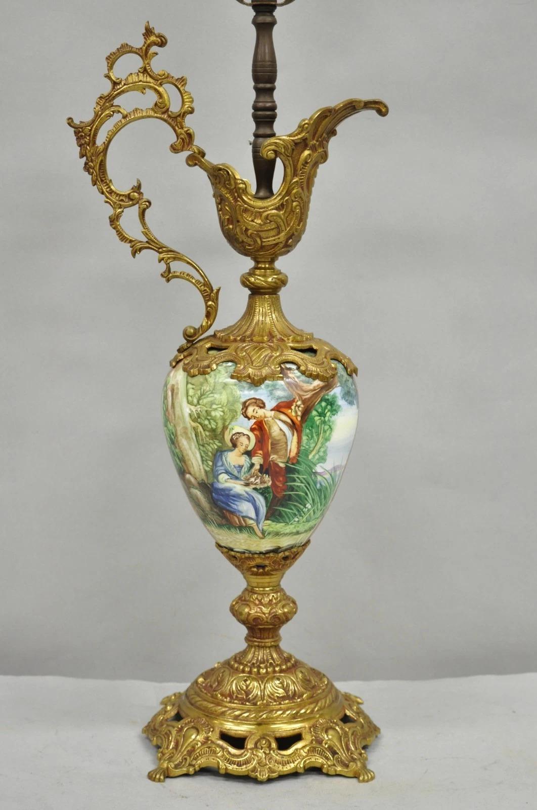 Lámpara de sobremesa vintage de porcelana pintada estilo renacentista francés Urna de latón Aguamanil Renacimiento en venta