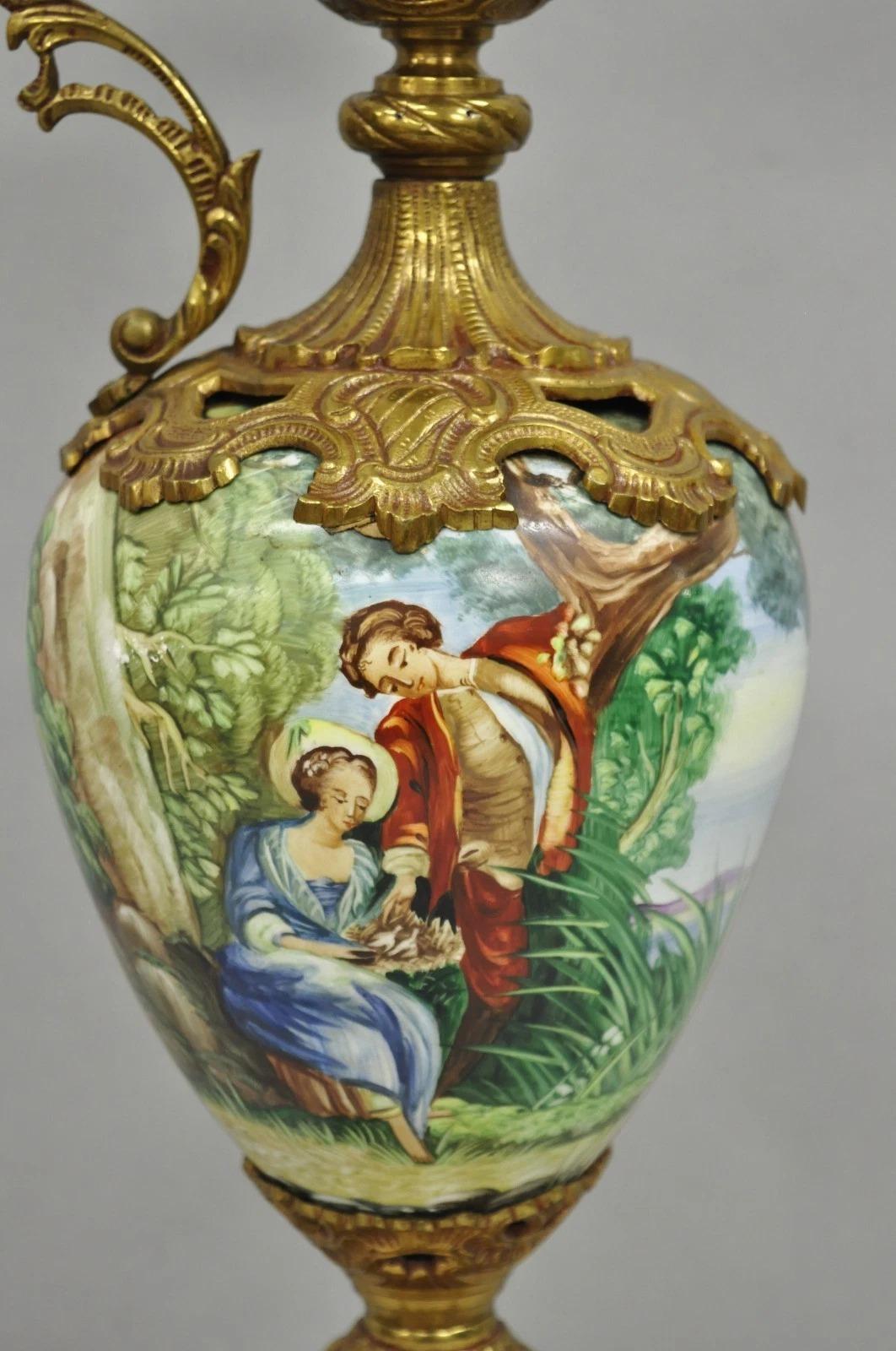 Lámpara de sobremesa vintage de porcelana pintada estilo renacentista francés Urna de latón Aguamanil Desconocido en venta
