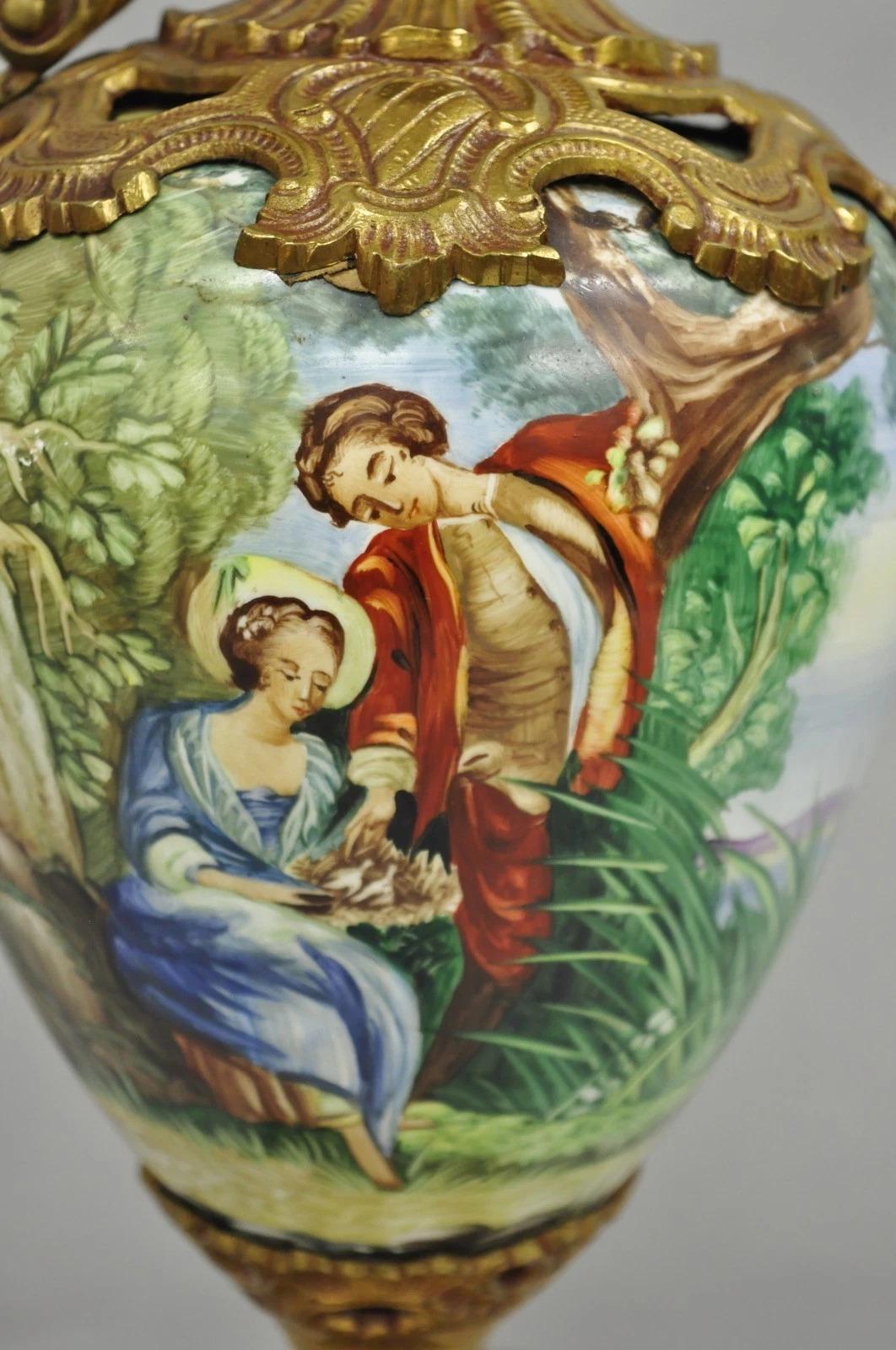Lámpara de sobremesa vintage de porcelana pintada estilo renacentista francés Urna de latón Aguamanil en Bueno estado para la venta en Philadelphia, PA