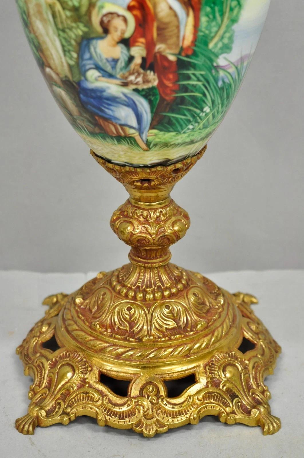 Lámpara de sobremesa vintage de porcelana pintada estilo renacentista francés Urna de latón Aguamanil en venta 1