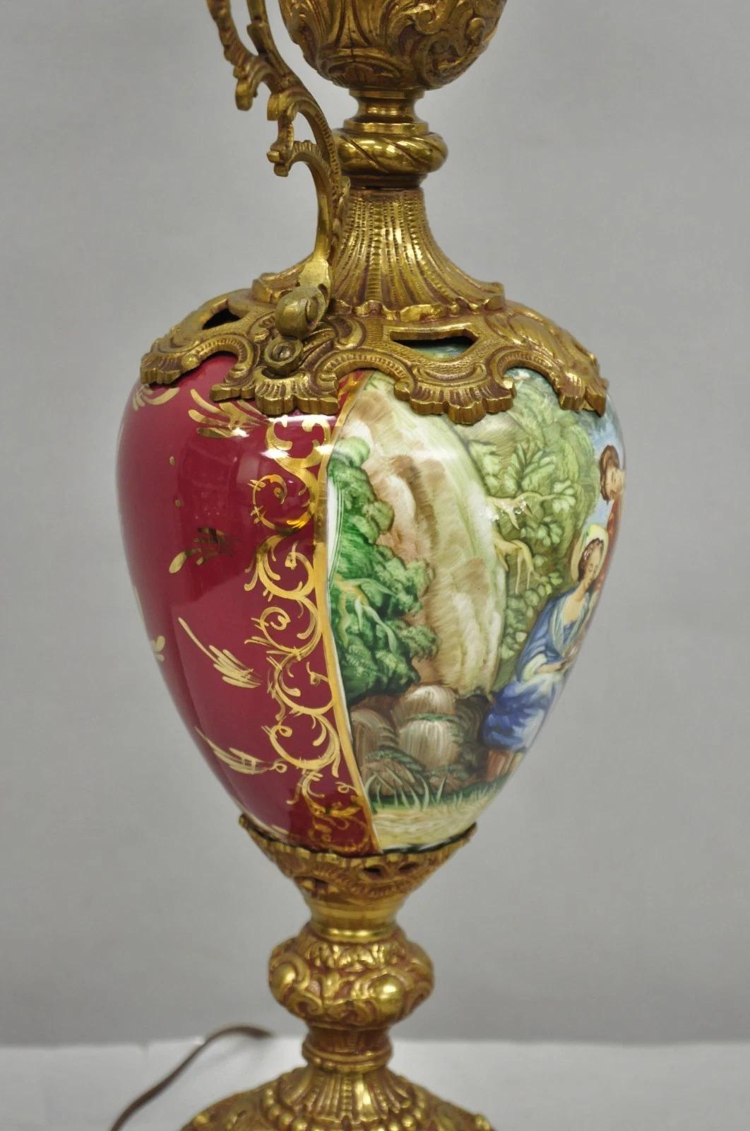 Lámpara de sobremesa vintage de porcelana pintada estilo renacentista francés Urna de latón Aguamanil en venta 2
