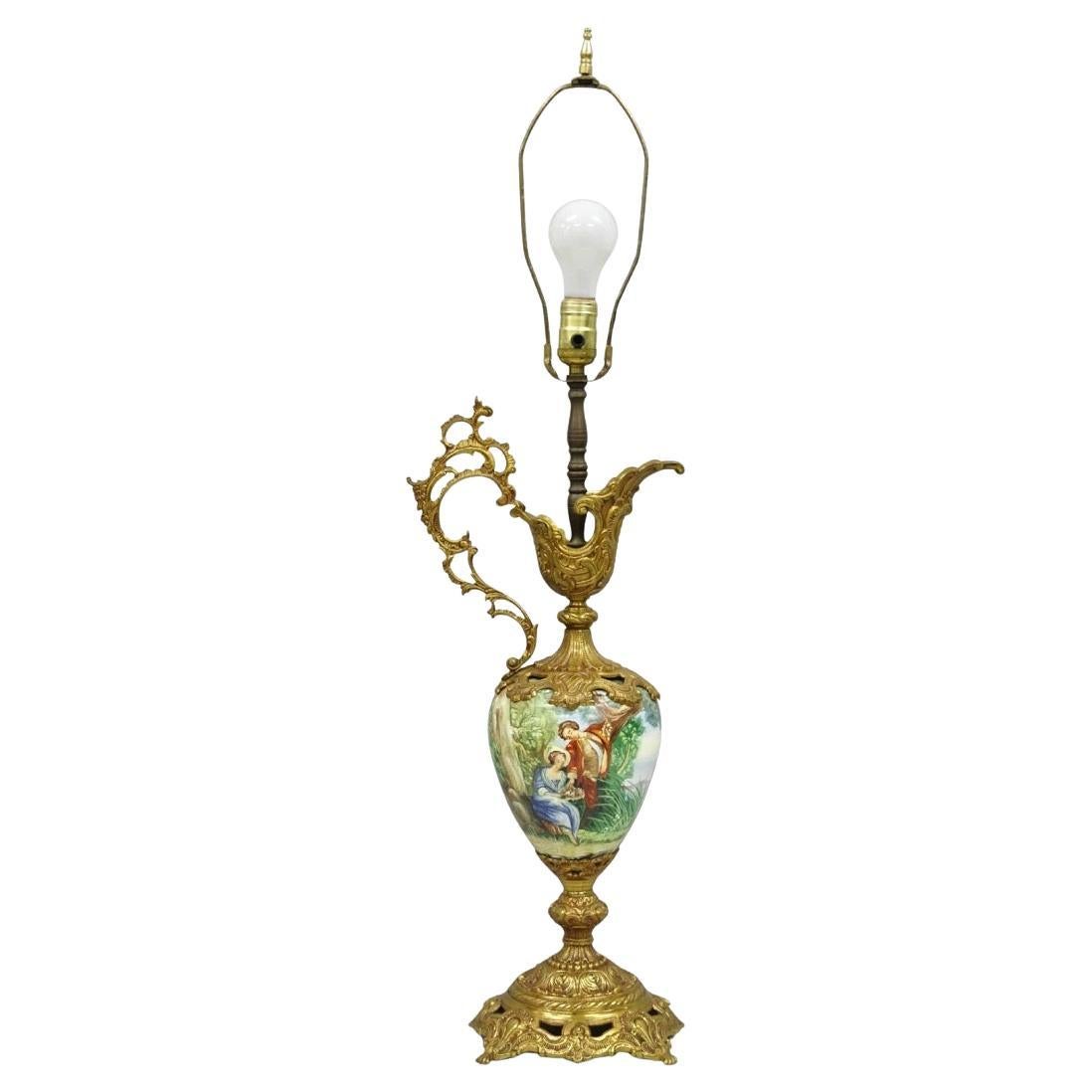 Lámpara de sobremesa vintage de porcelana pintada estilo renacentista francés Urna de latón Aguamanil en venta