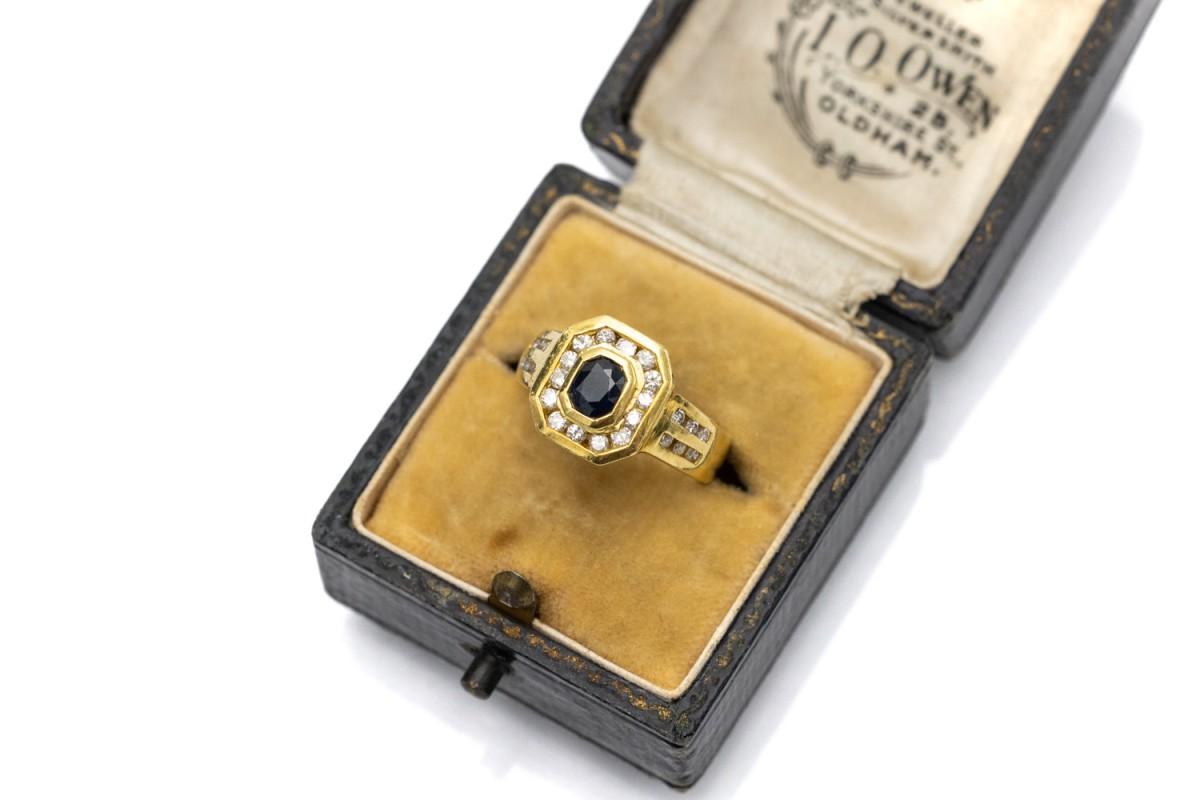 Ring in the form of a women's signet ring, comes from France from the mid-20th century.

The ring is made of 18-karat gold.

Centrally decorated with a natural oval sapphire weighing approx. 0.40ct, surrounded by 26 brilliant-cut diamonds with a