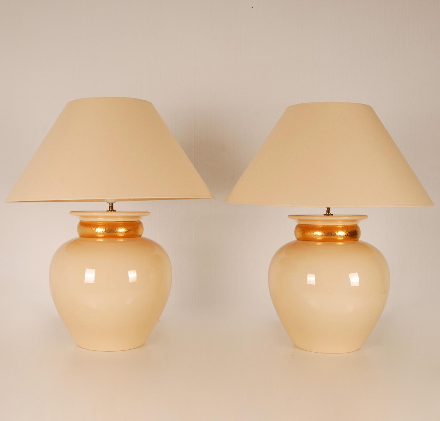 A pair of large French table lamps - huge vase lamps
Material: Porcelain - Ceramic
Design : Robert Kostka France (Marked with label)
Producer: In the style of Longwy
Style: Vintage, Mid Century, Hollywood Regency, Modern
Color: Gold and