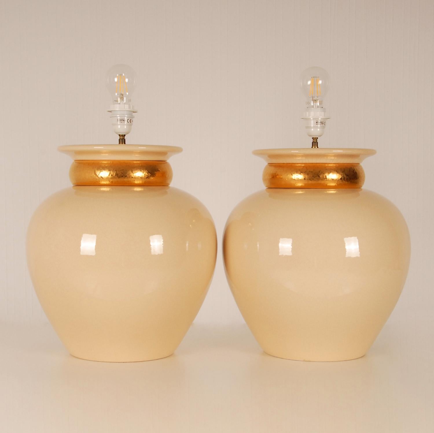 Français Robert Kostka lampes de bureau françaises vintage en céramique or et beige  - une paire en vente
