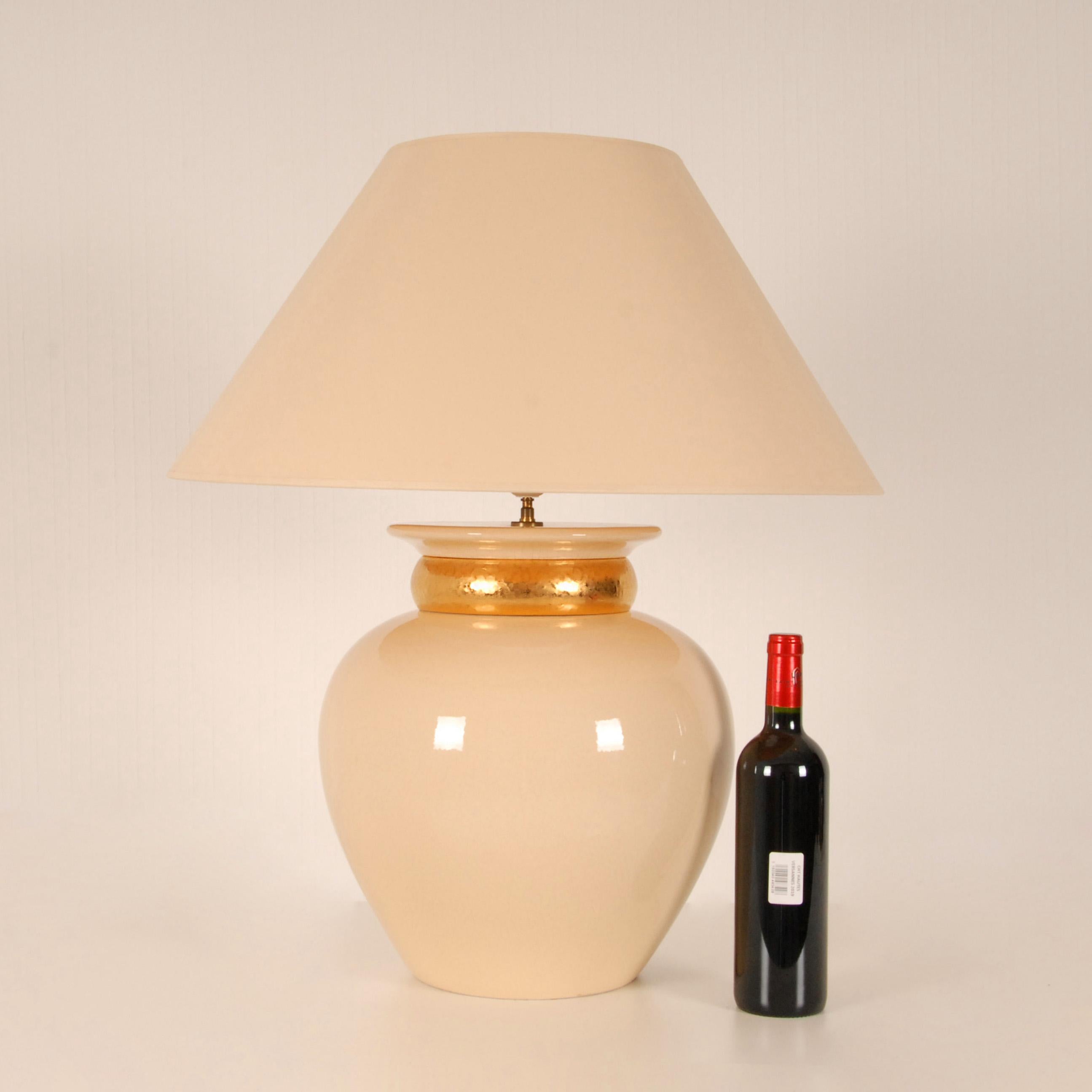 Mid-Century Modern Robert Kostka lampes de bureau françaises vintage en céramique or et beige  - une paire en vente