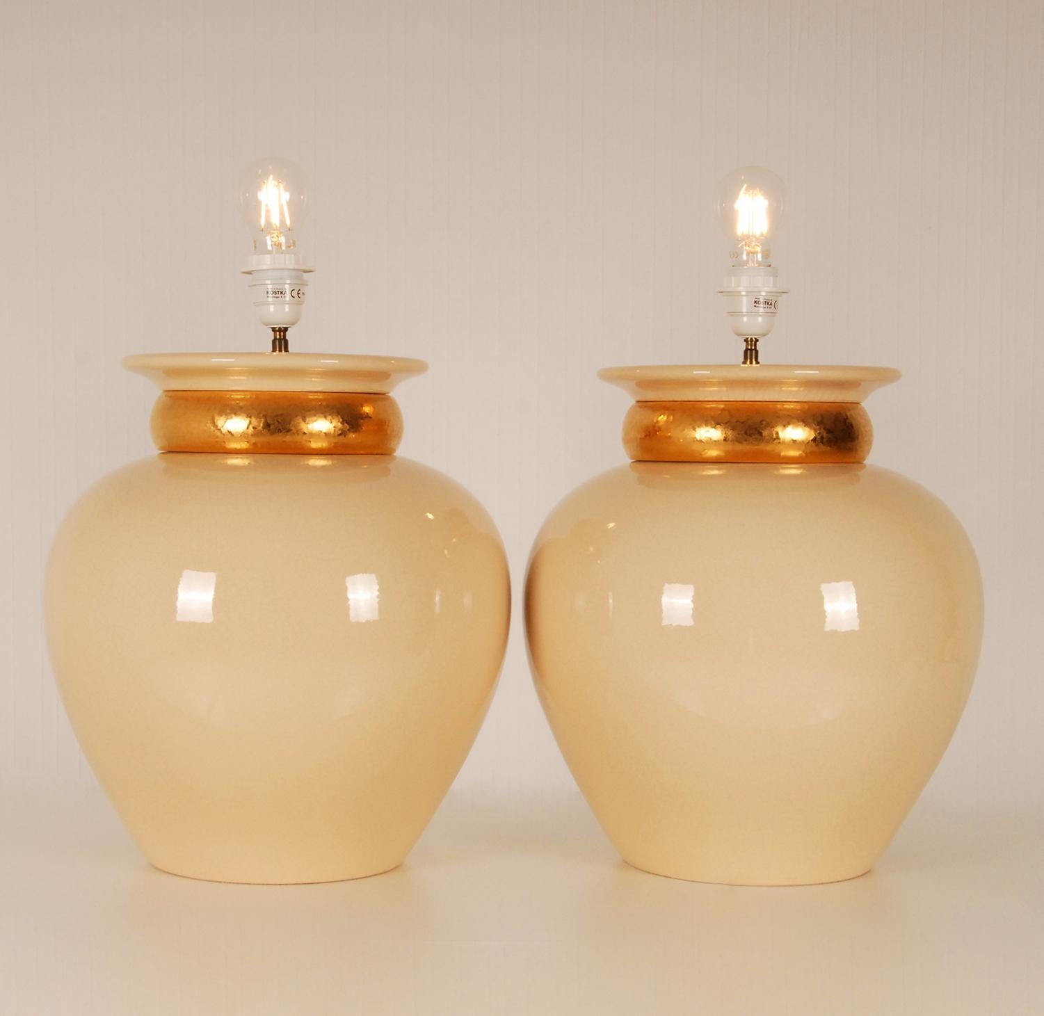Fait main Robert Kostka lampes de bureau françaises vintage en céramique or et beige  - une paire en vente