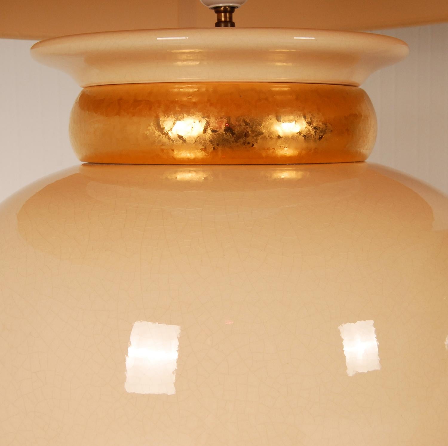 Porcelaine Robert Kostka lampes de bureau françaises vintage en céramique or et beige  - une paire en vente