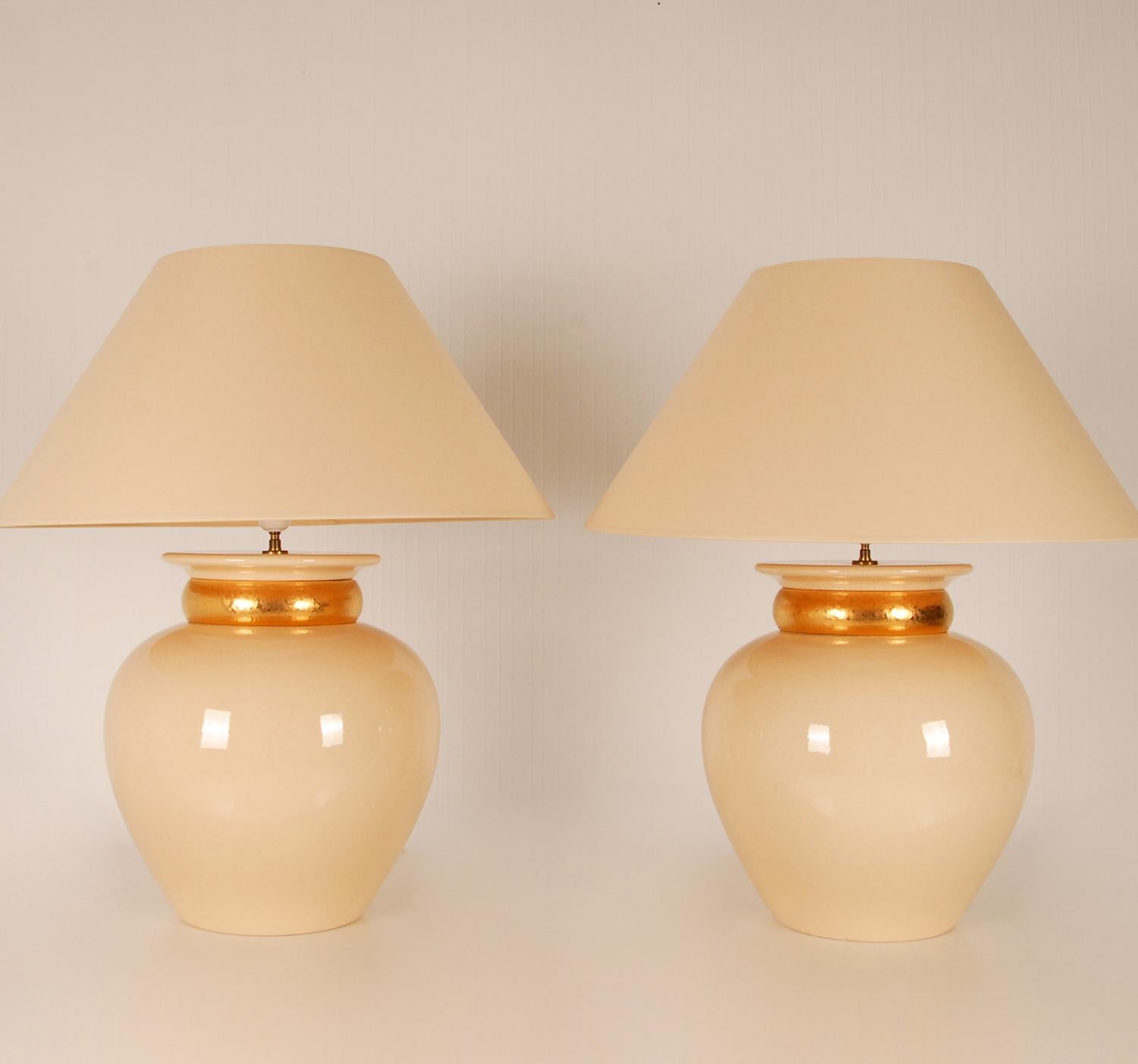 Robert Kostka lampes de bureau françaises vintage en céramique or et beige  - une paire en vente 1