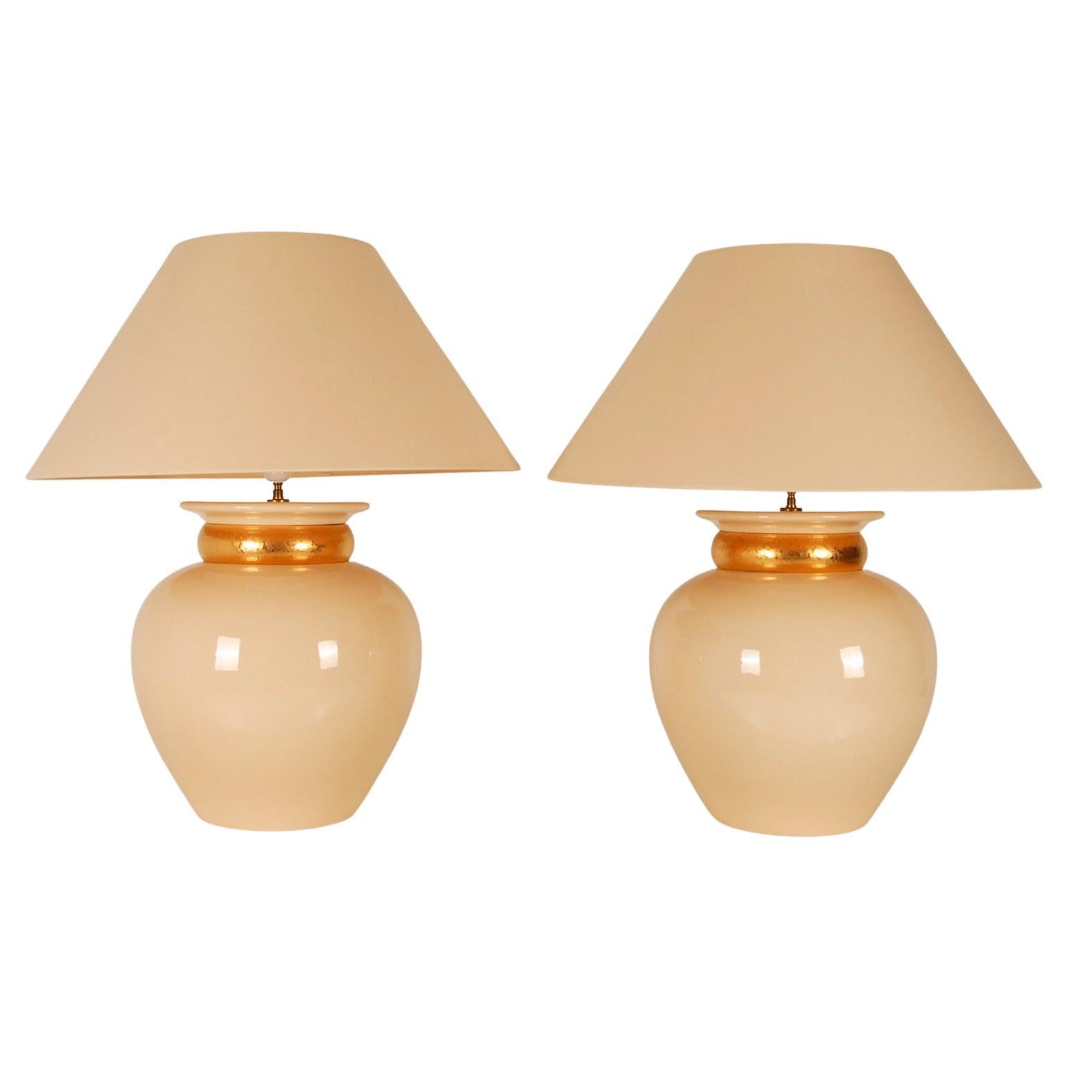 Lámparas de mesa vintage francesas de cerámica Robert Kostka doradas y beige  - a Pareja