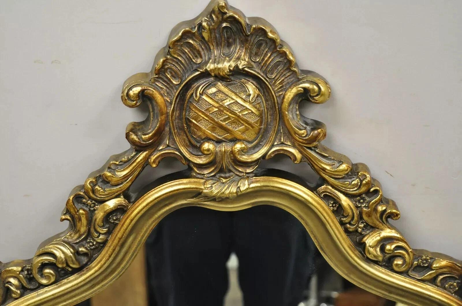 Miroir mural vintage français de style rococo baroque à cadre doré orné. L'article présente un cadre rococo orné en mousse moulée, un très bel article vintage, un grand style et une belle forme. Circa Mid 20th Century. Dimensions : 50