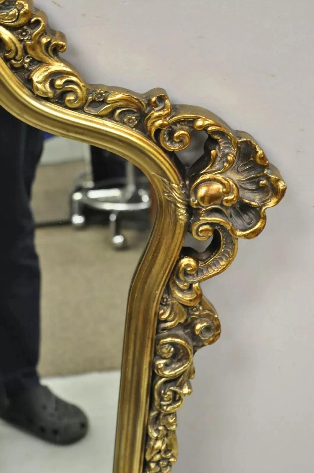 Rococo Miroir mural de style baroque rococo français avec cadre doré orné en vente