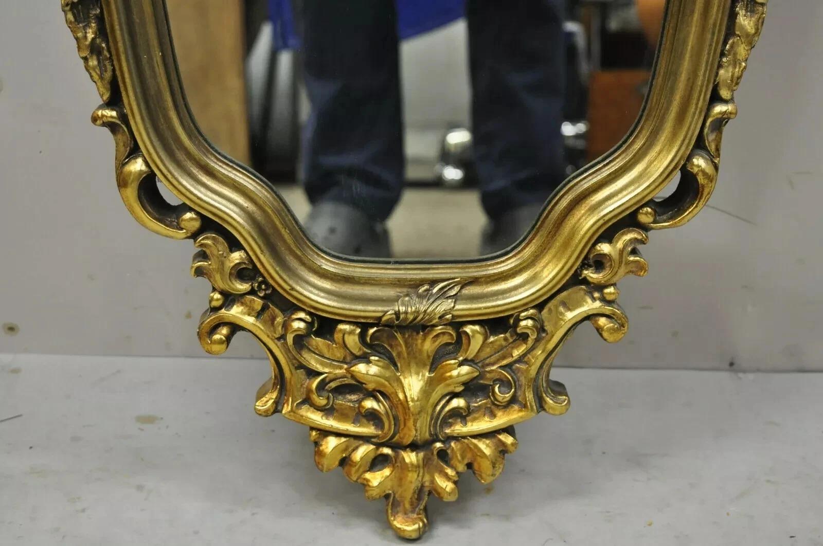 Inconnu Miroir mural de style baroque rococo français avec cadre doré orné en vente