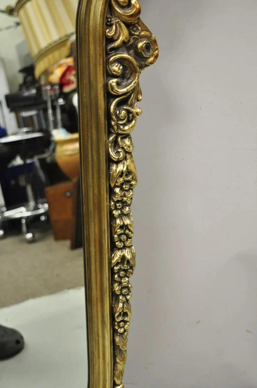 20ième siècle Miroir mural de style baroque rococo français avec cadre doré orné en vente